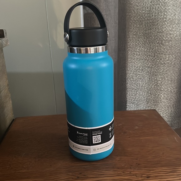 Hydro Flask wide mouth. New with tags. 32 oz wide flex cap. Laguna. - Picture 2 of 3